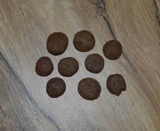 Grote droogvoer hondenbrokken op tafel